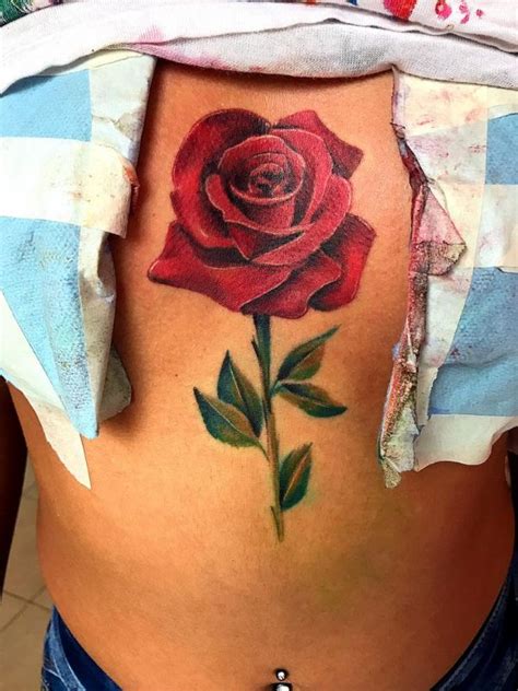 La posición de un tatuaje de rosa en el pecho en 3。